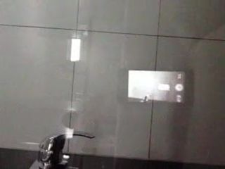 Masturbazione e sborra sotto la doccia (1)
