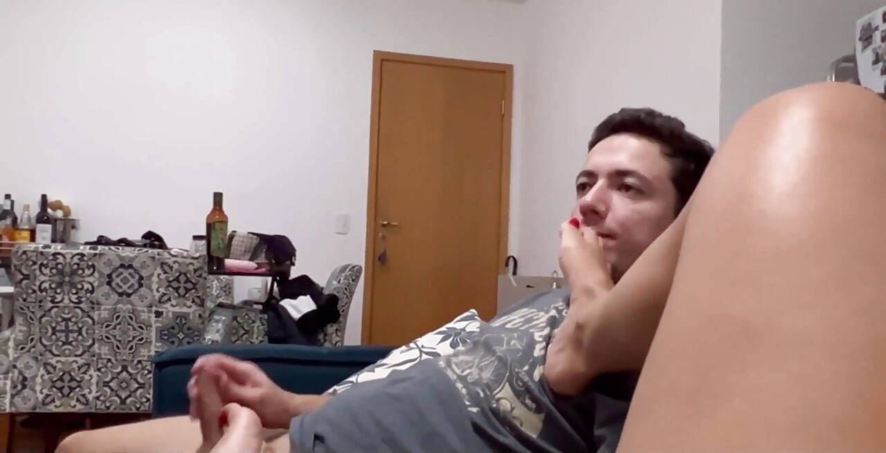 ใช้เท้า 38 - เซสชั่นใช้เท้ามือสมัครเล่นตัวจริงเซ็กซี่พร้อมบําเรอเท้าบนโซฟาบนเล็บสีแดง