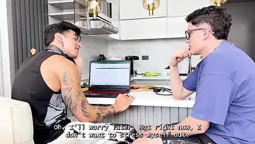 Ich Ficke Die Große Stiefmutter Meines Besten Freundes, Während Er Videospiele Spielt - Naty Slim