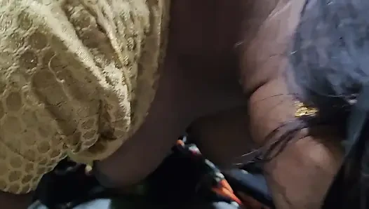 Tamil evli kadın kocasının arkadaşıyla eğleniyor