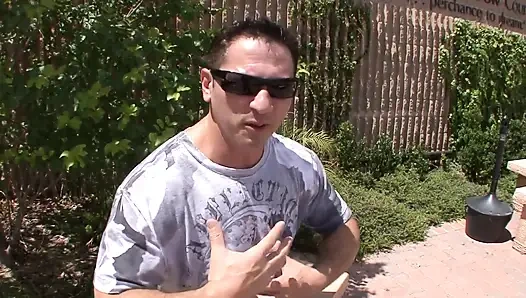 Vollbusige brünette lutscht und reitet harten schwanz