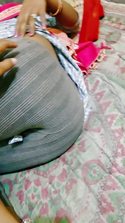 Akeli bhabhi ne chut ki chudai toy se kiya