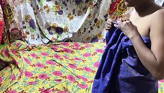 Зрелые индийские мужчины трахают 18-летнюю студентку дези