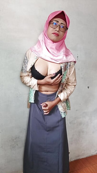 Huge Ass Hijab Shemale, Stretching Her Ass with Big Dildos and Cum