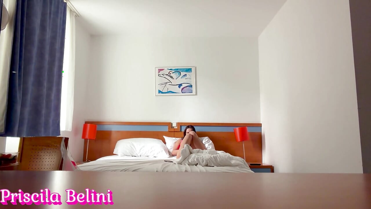 Femeie filmată într-o cameră de hotel