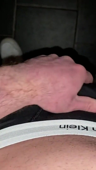 Tysk far beordrer dig til at komme i hans sorte Calvin Klein-boksershorts - PhantomGentX | Klip 2