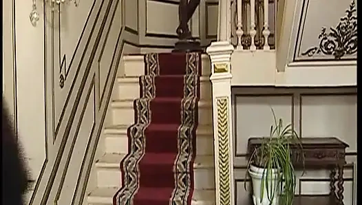 Büyük götlü esmer Alman genç erkek avcısı klasik ffm üçlü grup sekste anal seks yapıyor