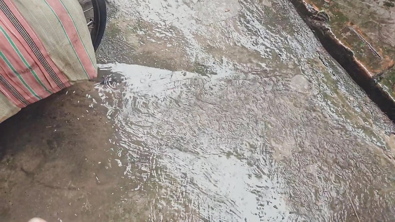 Pakinoon se napalio na kišnu sezonu, masturbirala na otvorenom i brzo završila spermu u strahu da ne bude uhvaćena u crvenom hanu