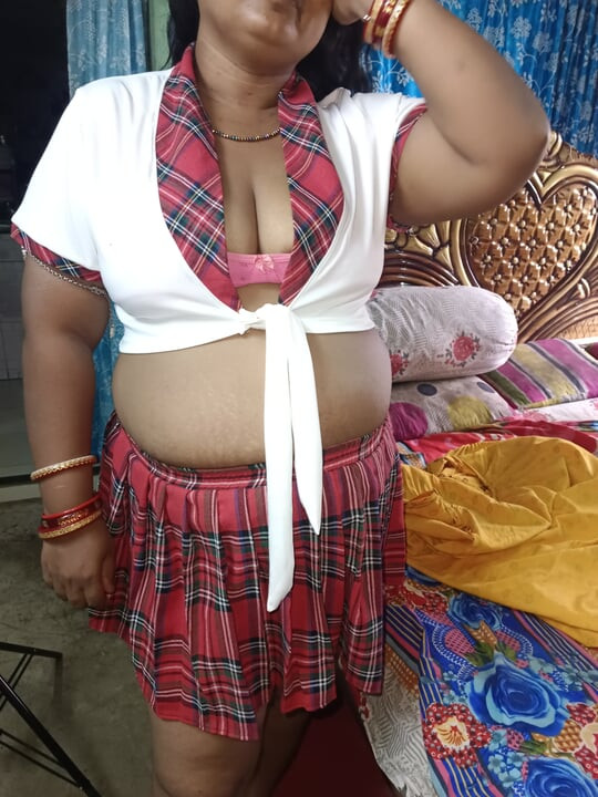 Indian sexy women wearing clothes after shower look like a sexy