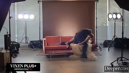 Lebih. Model seksi azul pamer sisi nakalnya sama kliennya