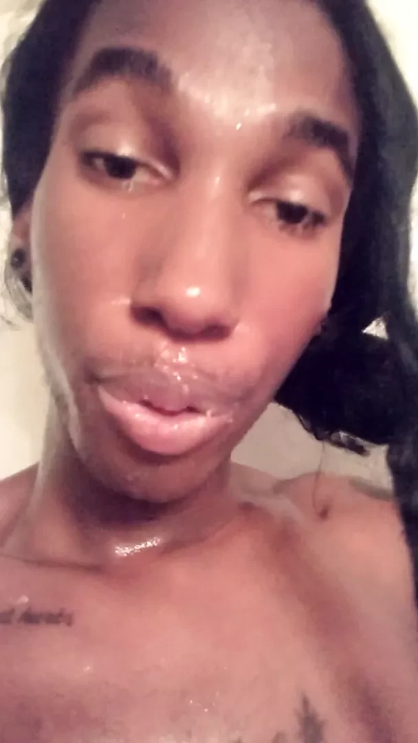 La Nefertiti Perkins Sexy Shower Play