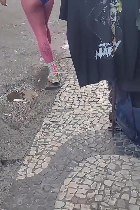 ¡Un esclavo obediente olió mis pies después de regresar de la fiesta, me azotaron en la cara y fue humillado como se merece!