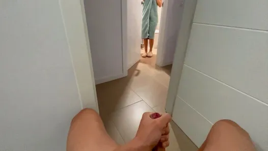 Je surprends ma demi-soeur à la porte de la salle de bain en train de me branler et elle me taille une pipe jusqu'à ce que je jouisse