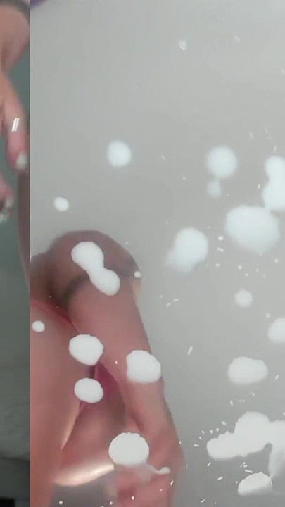Památný okamžik z "Dual Angle Big Tit kojící MILF dělá mléčný nepořádek - šedá touha"