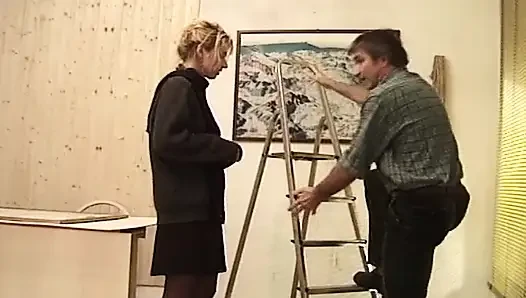 Olgun sarışın orta yaşlı seksi kadın parmaklanıyor ve çoraplı sert sikiliyor