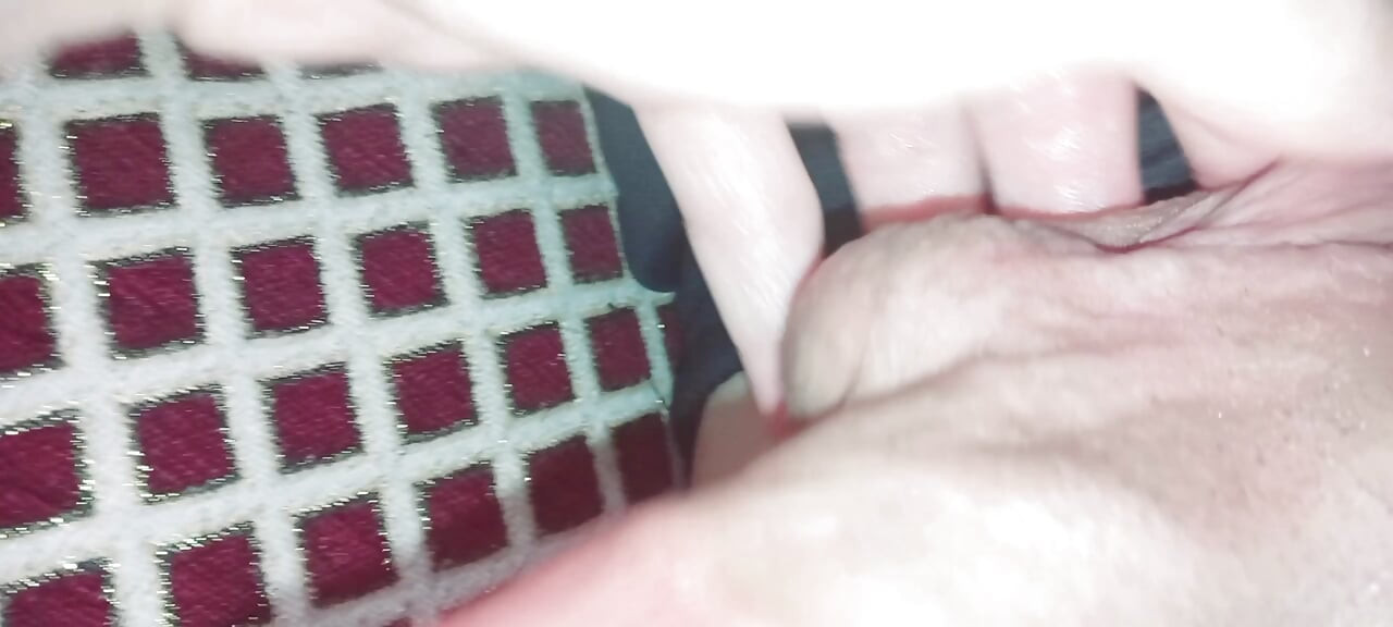 Masturbacija u spavaćoj sobi ispod plahti - intenzivno otpuštanje. 💦