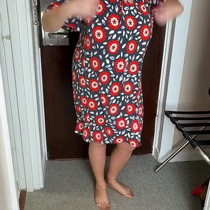 Vgq21 Aunty Sandra Dressing for a Meeting