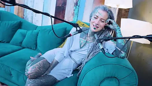 Ich spreche über R - Relief - ASMR podcast SFW spricht goth dünnes mädchen dreadlocks tattoo-modell inked mädchen