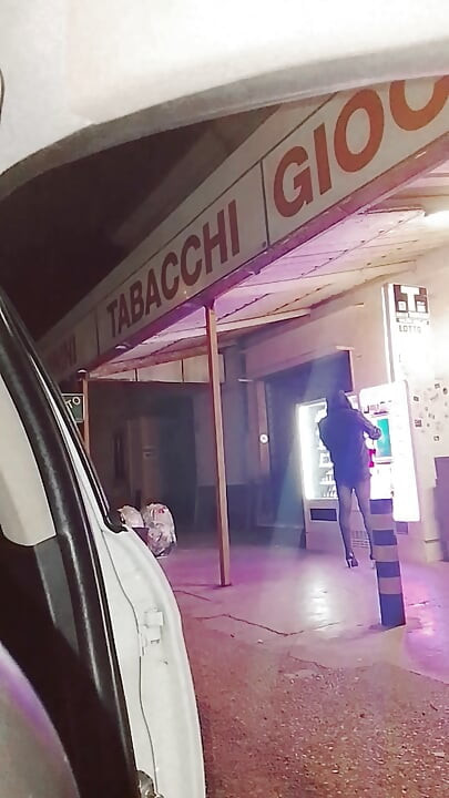Trav sexy in public