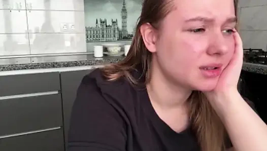 Sekretärin jucielussie flirtet direkt an ihrem schreibtisch im büro