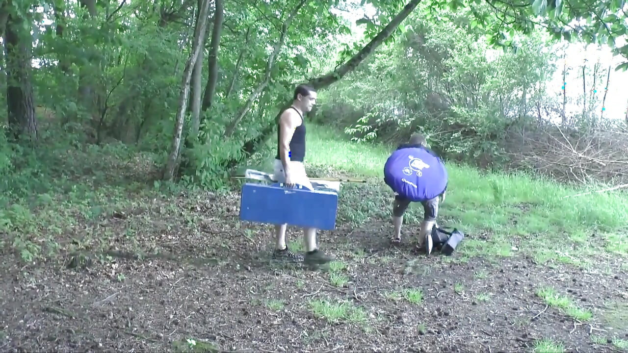 Гаряче подвійне проникнення в лісі