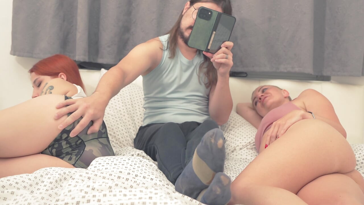 Μοιράζομαι ένα κρεβάτι με το Stepis και το stepMoM μου και κάνω τη μητριά μου να χύνει πολλές φορές!