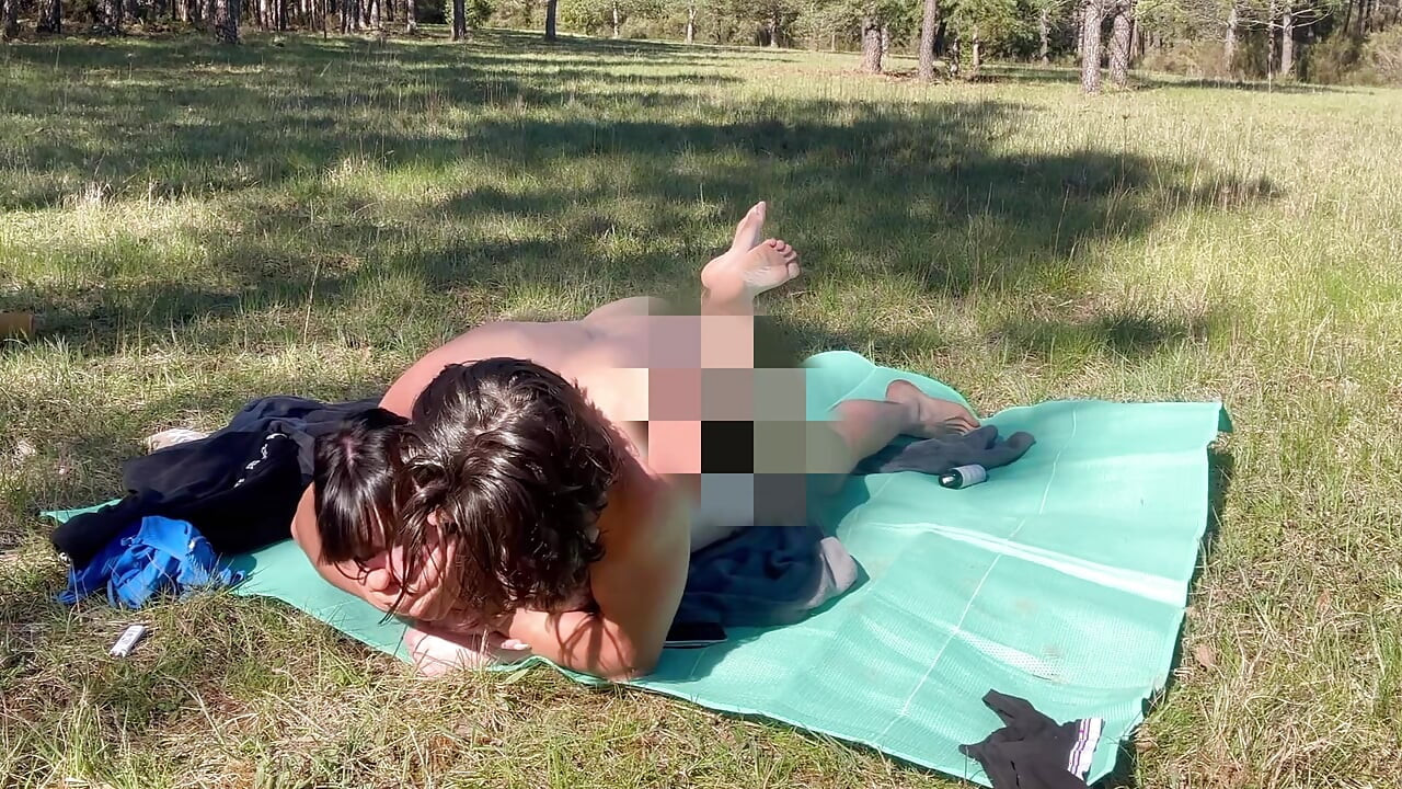 Ik heb haar kont in een veld, ze schreeuwt