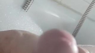 Wichsen in der badewanne