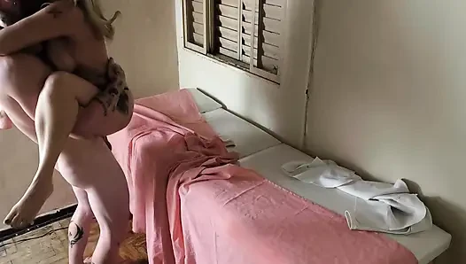 Lezzetli bir masaj yaptım, sonra sıcak seks yaptık