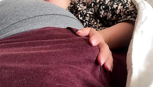 Это действительно уродливый хуй... позволь мне пососать, пожалуйста! Я хочу почувствовать, что пульсирующая!