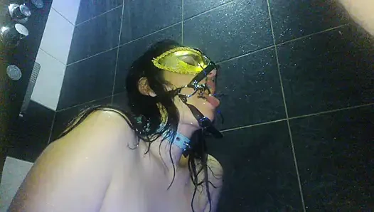 Pisse trinken und extrem schlampiger halsfick! Hartes training für schlampe!