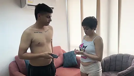 Seksi büyük götlü komşum müziğim yüzünden kızgın evime geliyor, onu memnun etmek için onu baştan çıkarmaya ve sert sikmeye karar veriyorum