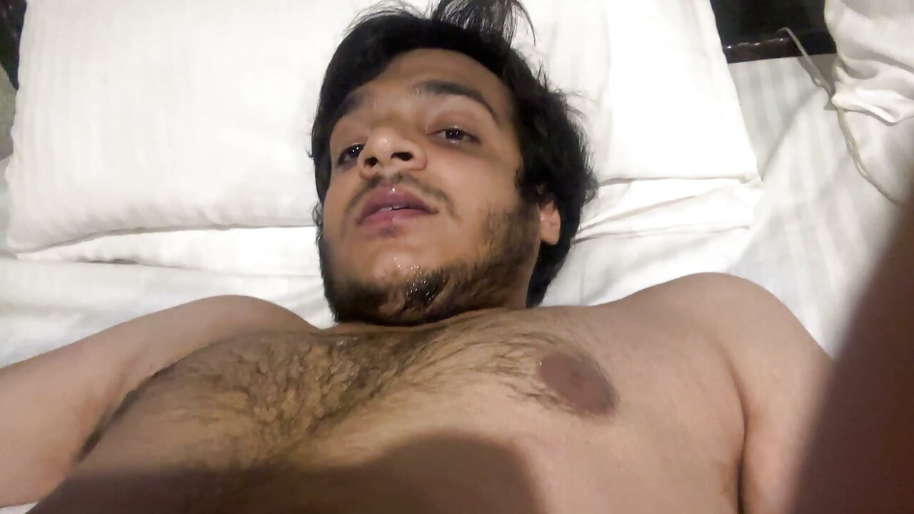 Τριχωτό Sissy Teen αυνανίζεται και κάνει Facial στον εαυτό του