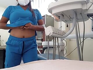 Tandheelkundige student masturbeert in het kantoor van de dokter