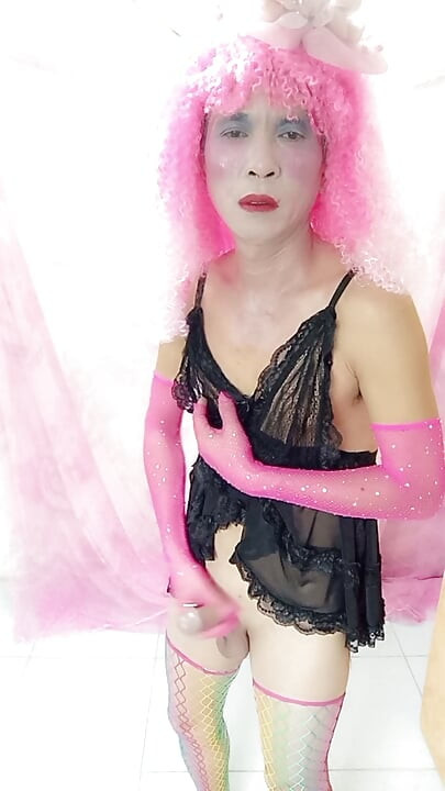 Oanh Le, transgénero, vestida com roupas sensuais, a espetar o pau