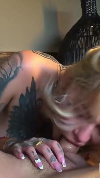 Uzbudljiv trenutak iz "Tinted Hoe Blondie Cat skače na veliki kurac Johna Connora bez kondoma!"