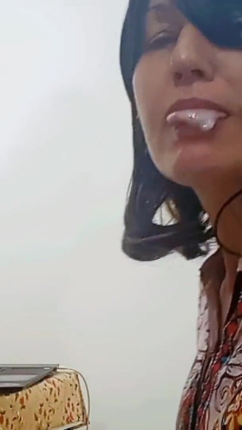Trenutak koji morate vidjeti iz "Vruće tajne seksualne službe Gutanje sperme".