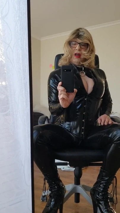 Rachel stă într-un costum de latex și corset din pvc
