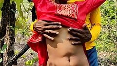 Індійська дівчина займається сексом в джунглях