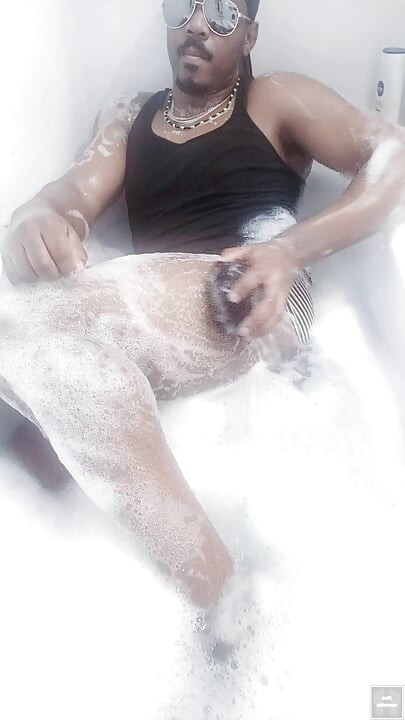 Saya Mencuci Badan Saya di Bilik Mandi (2025)