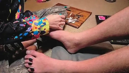 Melody дает своему господину педикюр