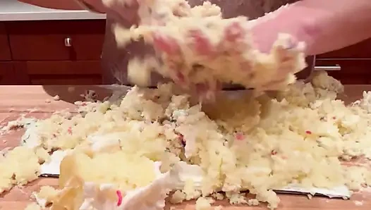 Üvey anne büyük göğüsleriyle doğum günü pastasını mahvediyor