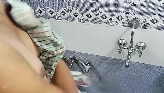 Занимаюсь сексом с моей сводной сестрой, пока она купается в ванной