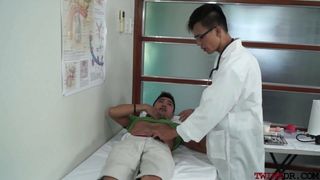 Amatoriale asiatico allevato dal medico dopo l'esame