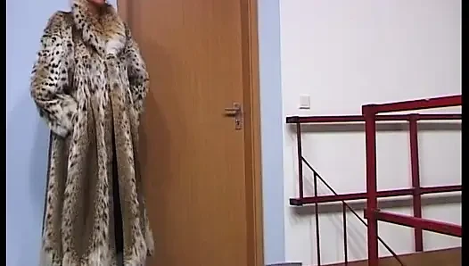 Привлекательная немецкая милфа в чулках скачет на большом черном члене перед камшотом