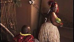 La bella donna rossa viene sbattuta a pecorina dopo la danza hawaiana