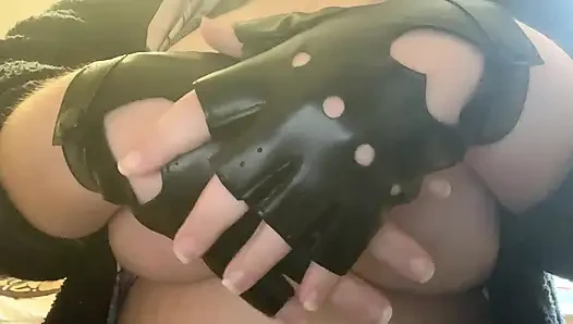 Pijat payudara dengan sarung tangan hitam