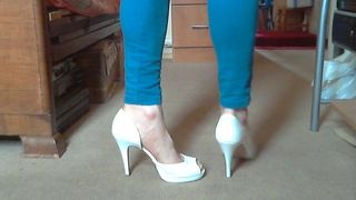 Trotando con mis nuevos tacones blancos