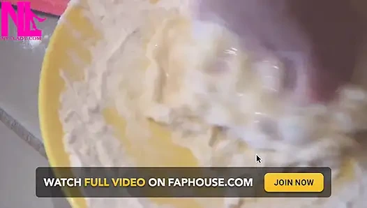 Çıplak ayaklarımla makarna için hamur yapıyorum