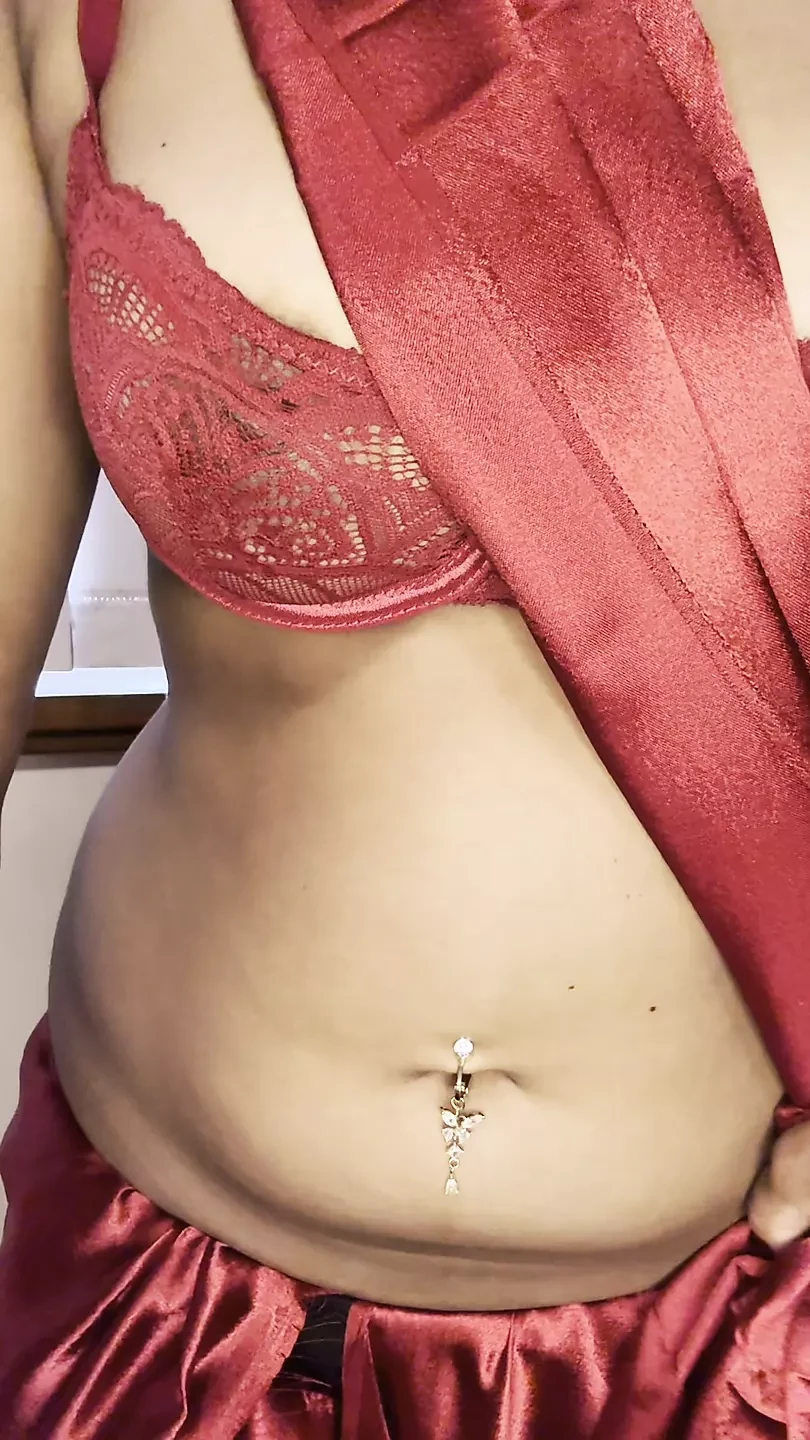 Bella ragazza indiana in Sari rosso stuzzica danza seducente e energia giocosa